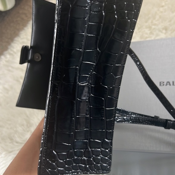 Balenciaga's bag has only been used five times. It comes with the original box . - Picture 5 of 8